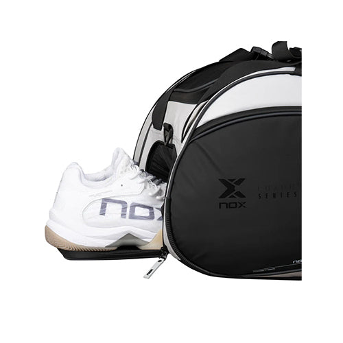 حقيبة مضرب البادل Nox Luxury Master Series باللونين الأبيض والأسود